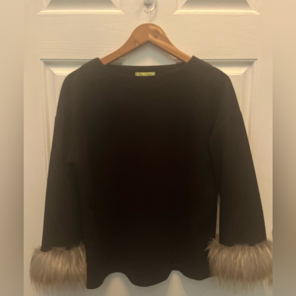 PRE-OWNED LILY LONDON WOMEN'S BLACK KNIT TOP WITH FAUX FUR CUFFS- SMALL - Picture 1 of 5